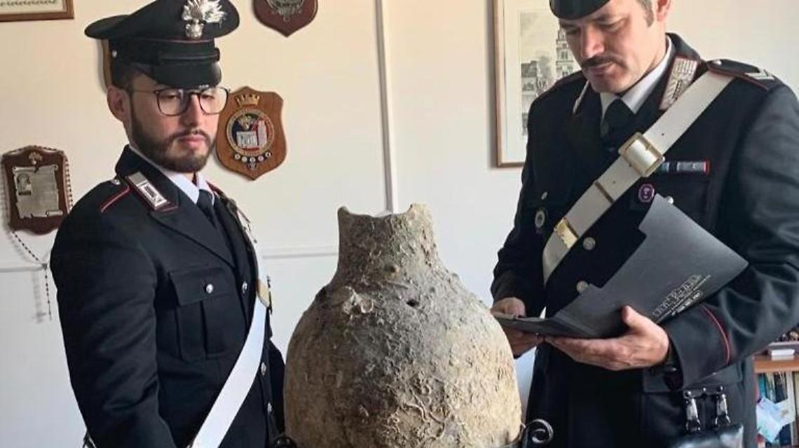 Un'anfora romana usata come oggetto d'arredo: sequestrata