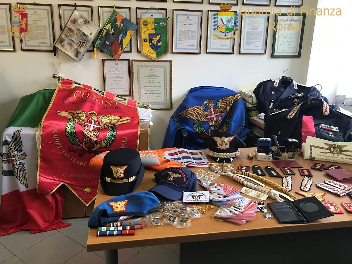 Vendevano uniformi militari senza licenza: scoperta la finta associazione