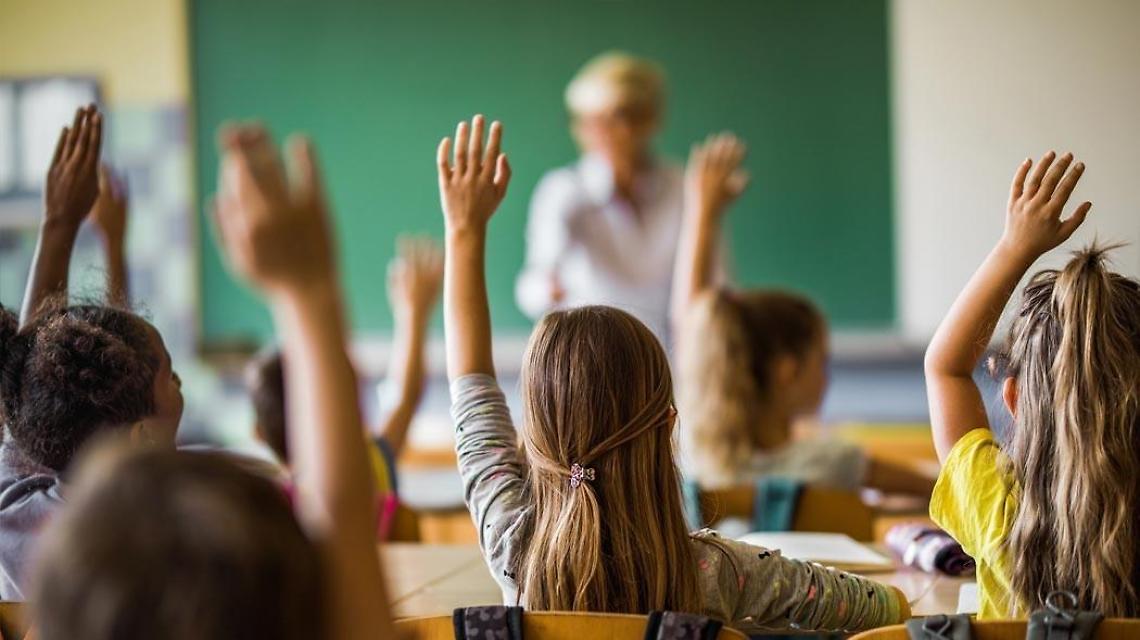Abuso dei mezzi di correzione e disciplina: denunciata un'insegnante