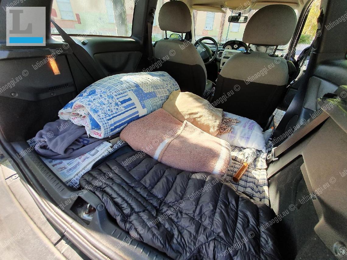 Dormiva in auto da due mesi, ora ha una casa e un letto vero