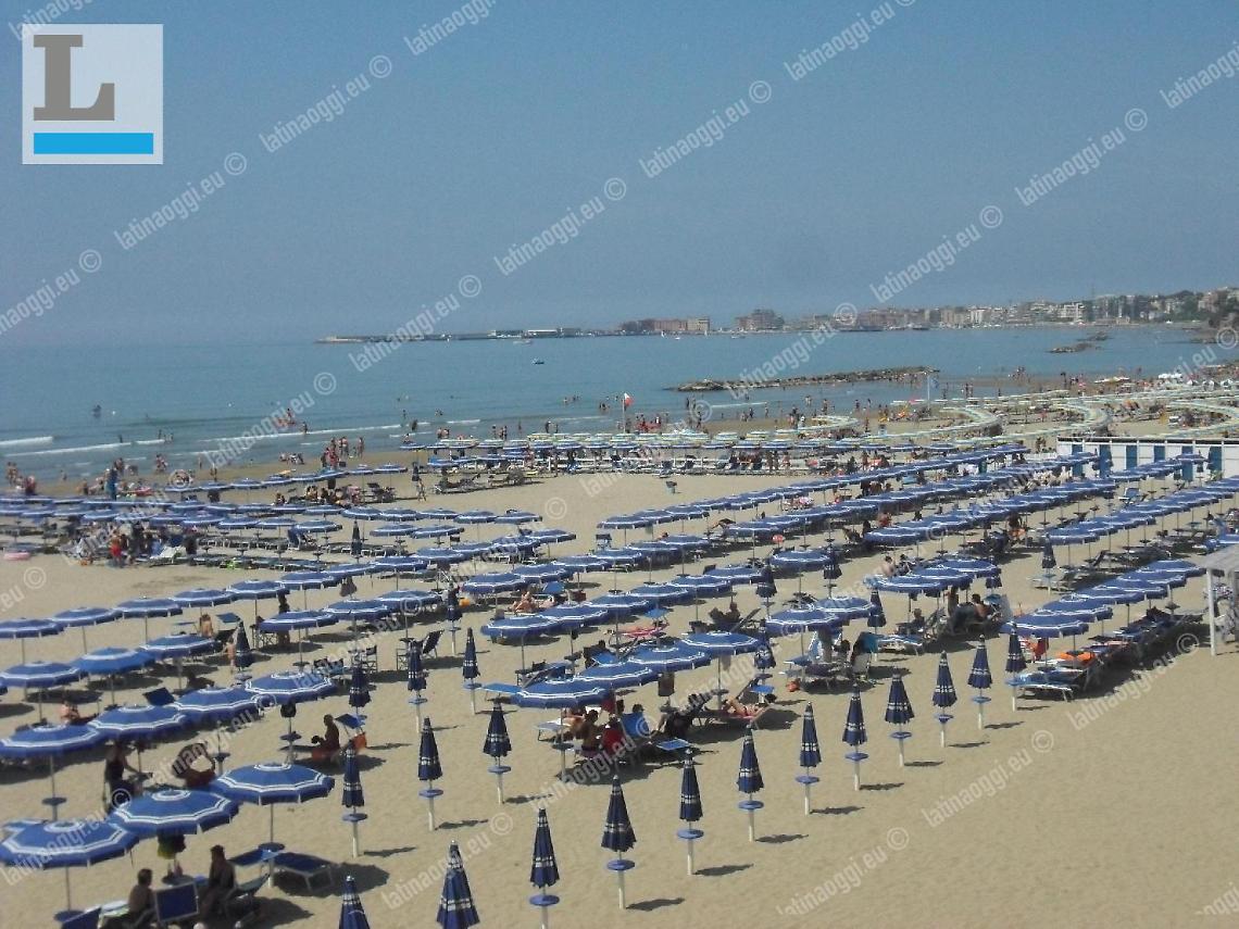 Stabilimenti, regole dure per la riapertura: ombrelloni ogni 5 metri