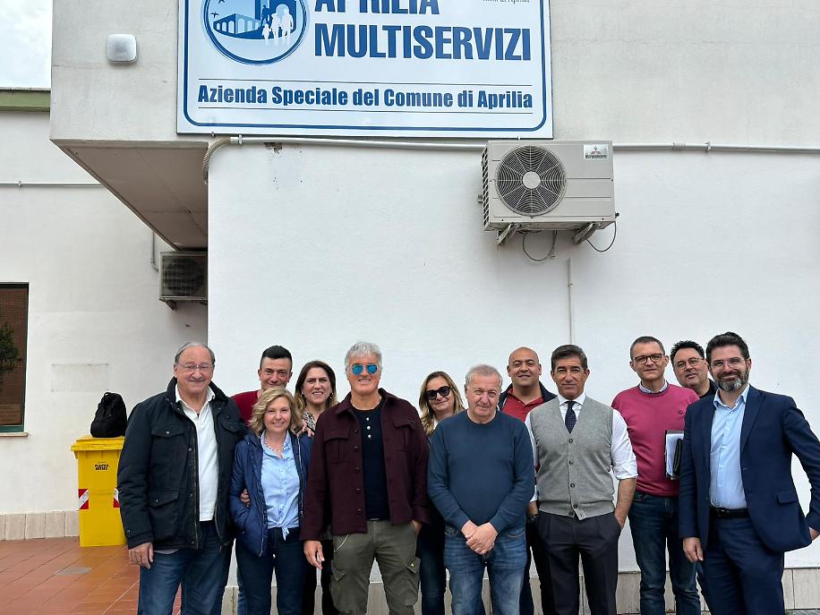 Lavoratori, sindacati e dirigenti della Multiservizi dopo la firma 