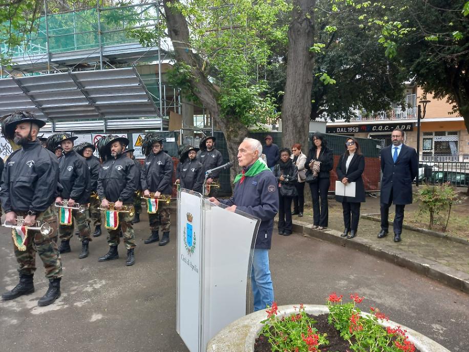 Il presidente dell'Anpi Aprilia Filippo Fasano durante il suo discorso