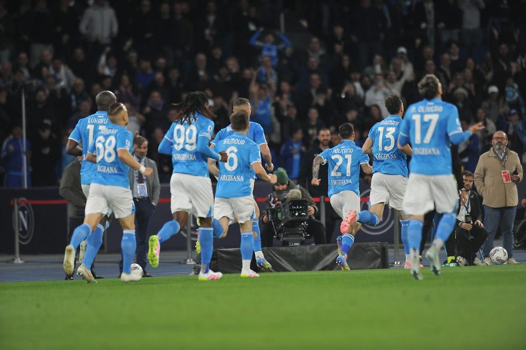 Il Napoli esulta dopo la rete di Politano
