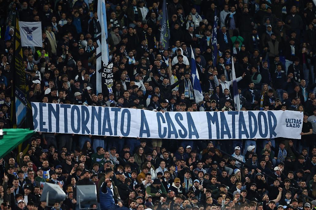 Lo striscione per Salas della Curva Nord