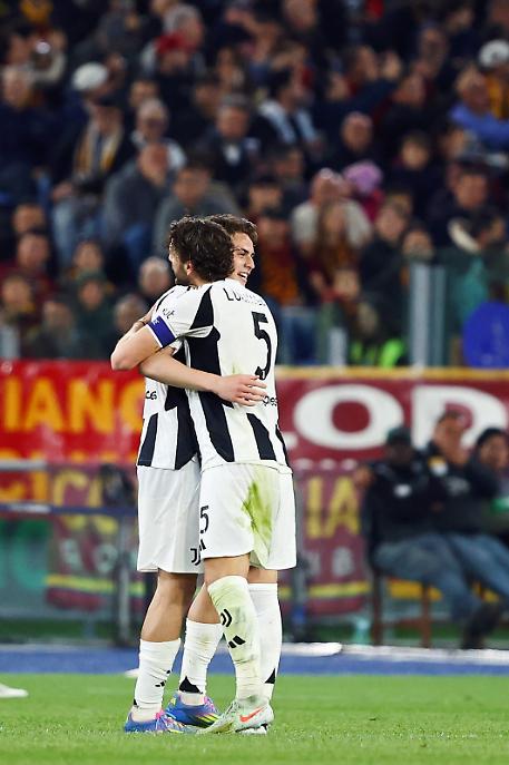 Locatelli abbracciato dopo il vantaggio bianconero