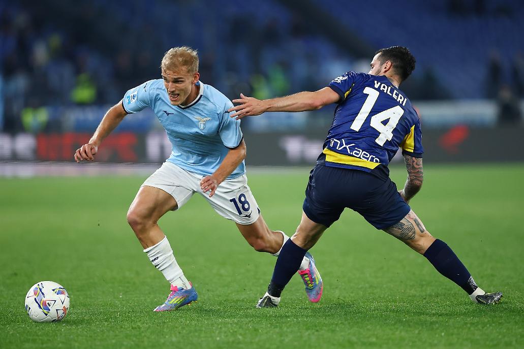 Isaksen prova ad andar via ad un avversario