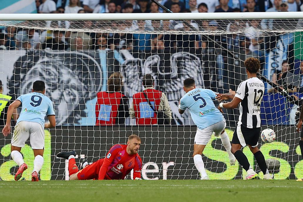 Vecino sta per spingere in rete la palla dell'1-1