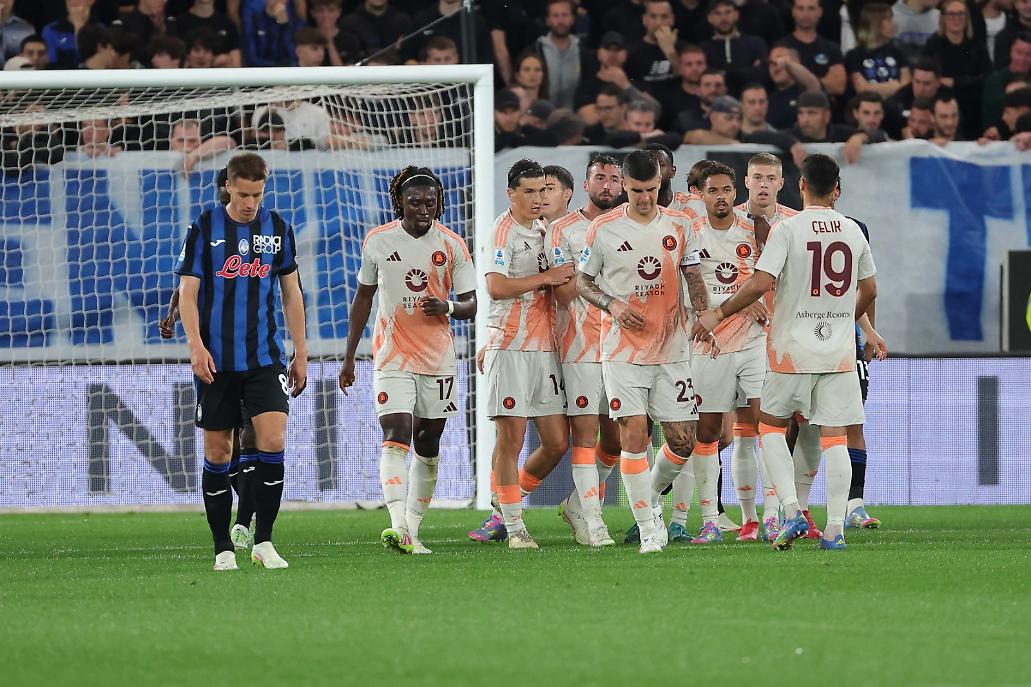 L'esultanza dei giocatori della Roma dopo l'1-1
