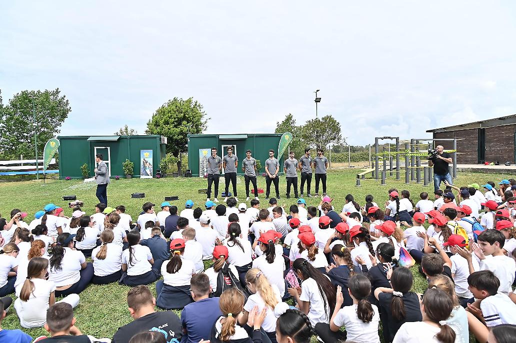 Il folto gruppo di giovani studenti al Centro Sportivo