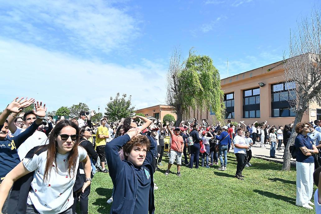 I giovani ballano e si divertono
