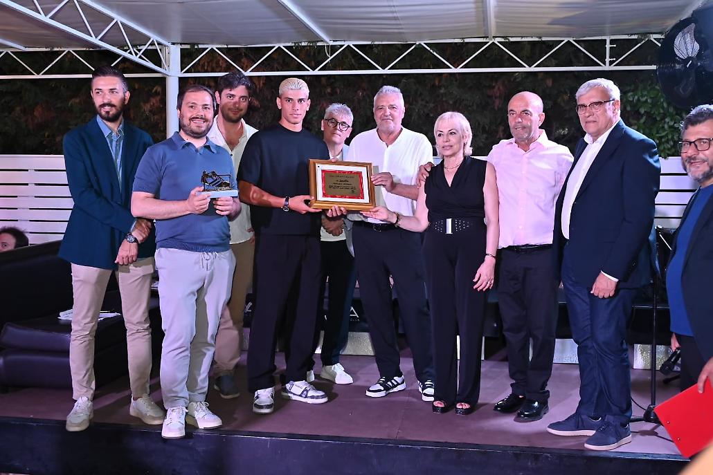 Altobelli con un gruppo di premiati