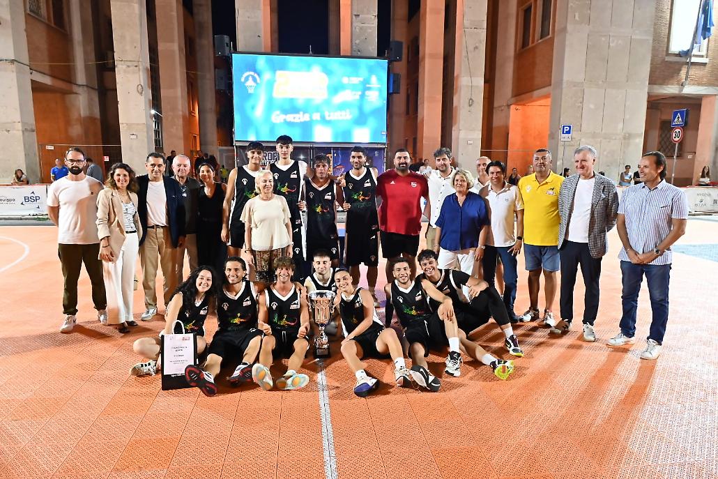 Foto di gruppo con il sindaco Celentano e il senatore Calandrini