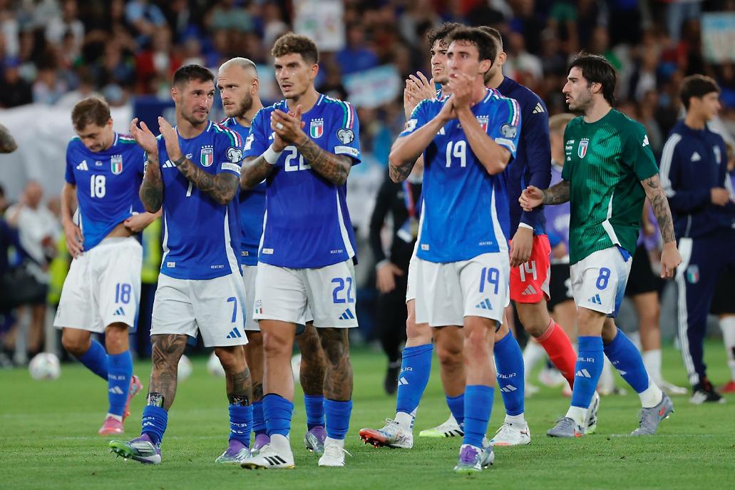Gli azzurri applaudono il pubblico a fine partita