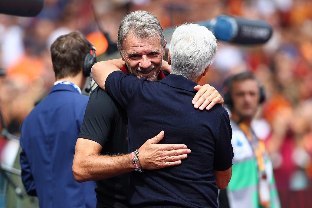 L'abbraccio tra Gasperini (di spalle) e Baroni prima del match