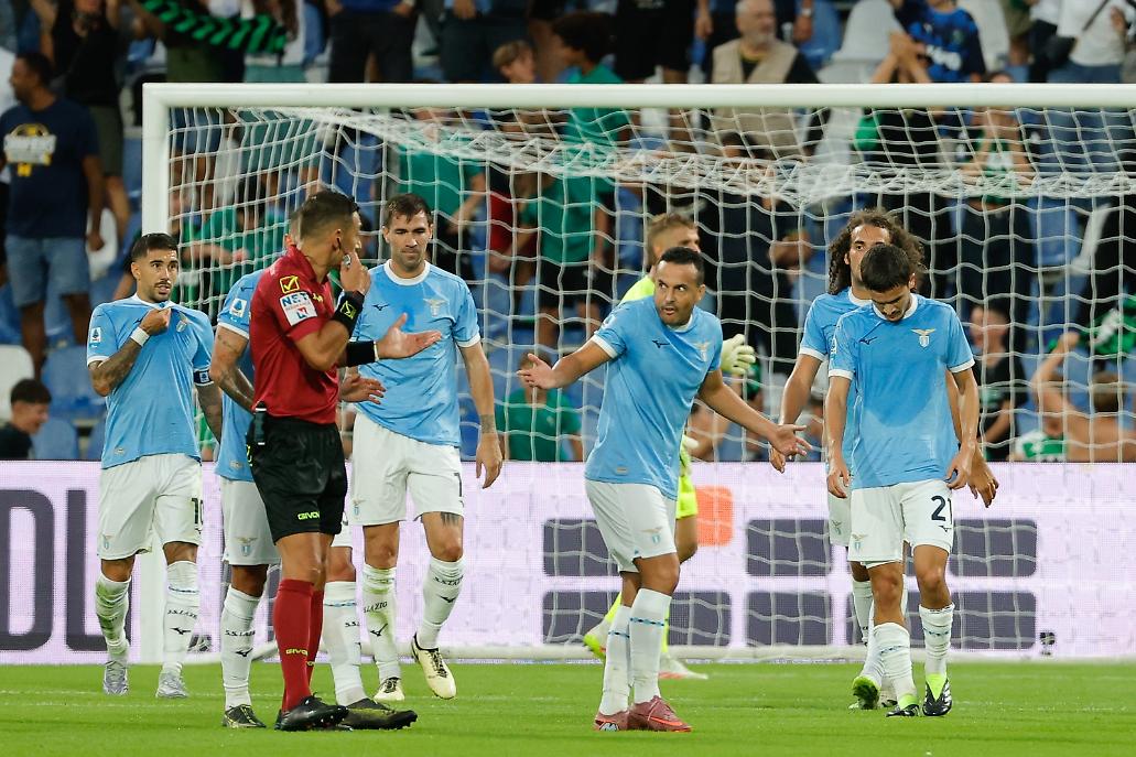 Le proteste della Lazio nei confronti dell'arbitro