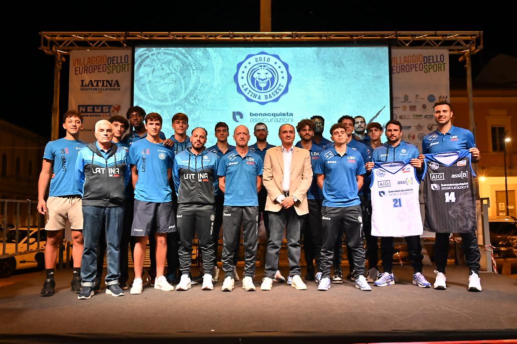Squadra, coach e dirigenza sul palco in Piazza del Popolo