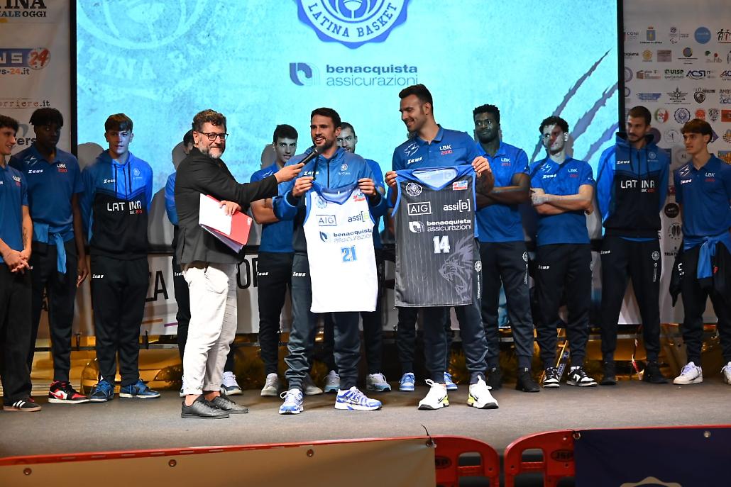 Pastore e Sacchetti presentano le canotte di gara