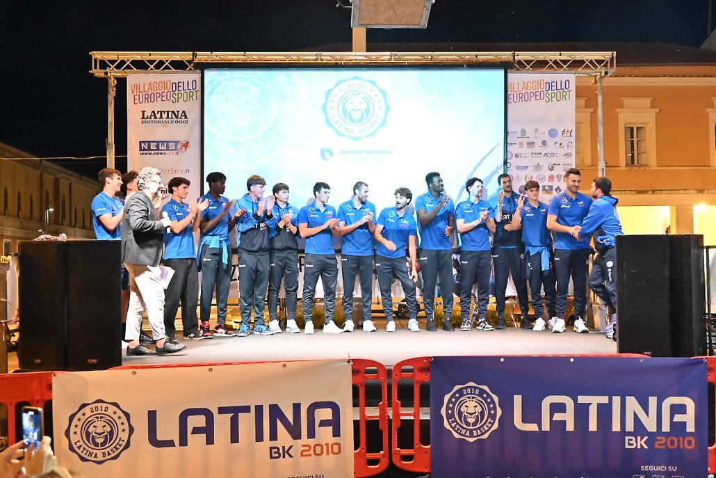 La squadra sul palco di Piazza del Popolo