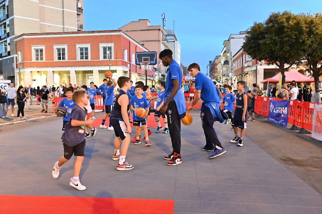 La prima squadra gioca con i ragazzi in Piazza del Popolo