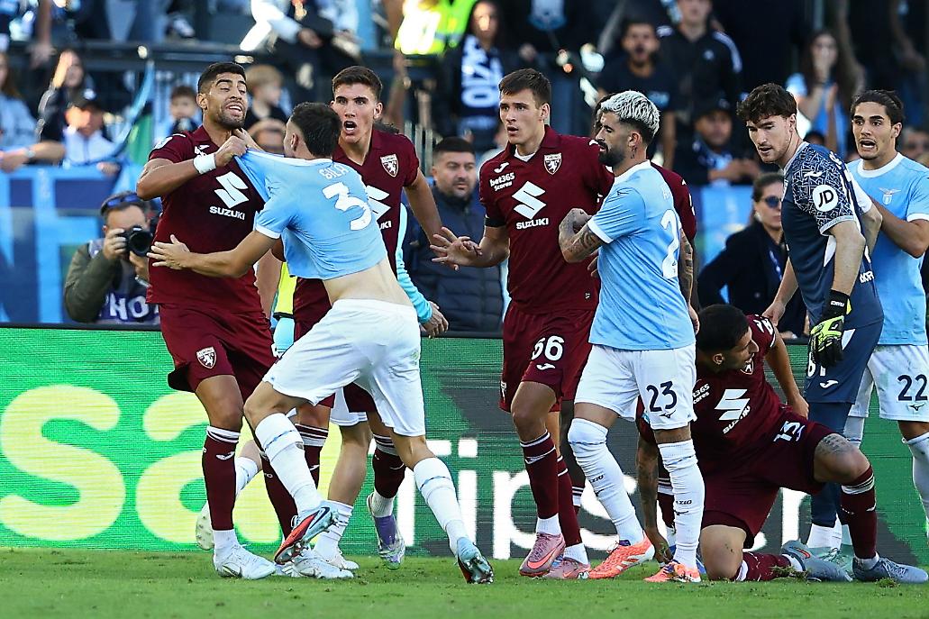 La rissa scoppiata dopo che l'arbitro non aveva concesso il rigore alla Lazio