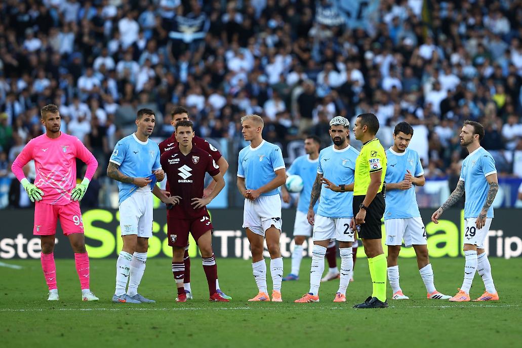 I giocatori aspettano la decisione del var che porterà al rigore del 3-3