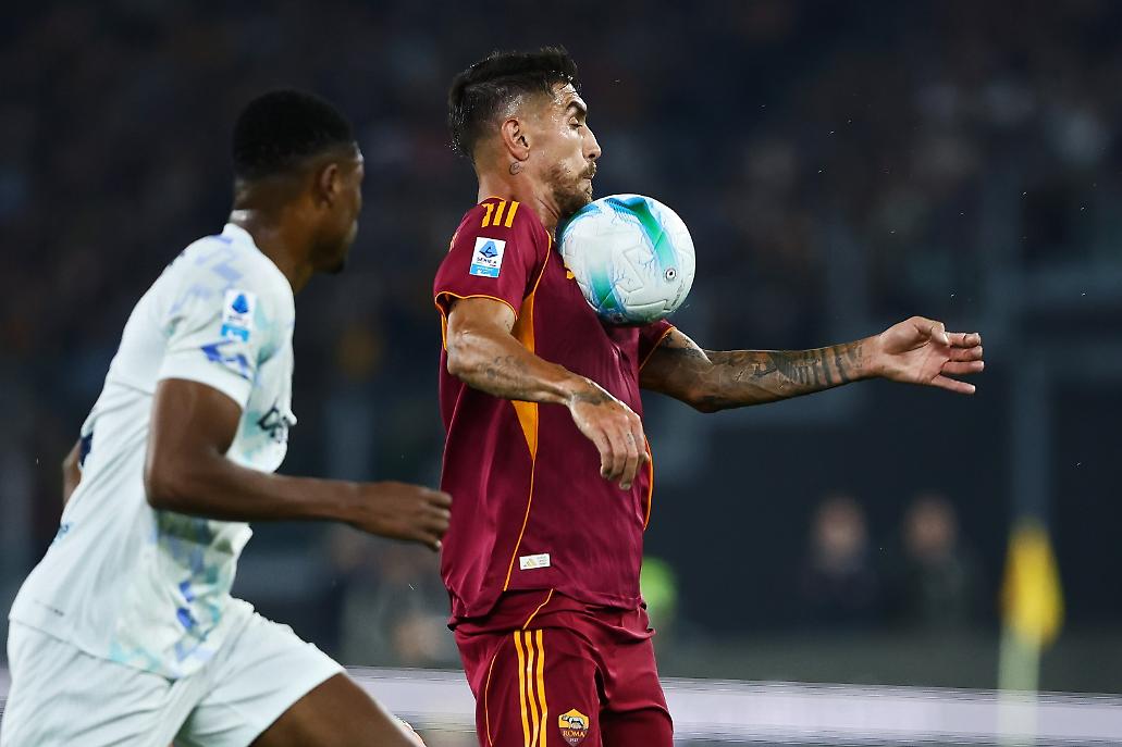 Celik tenta di stoppare un pallone