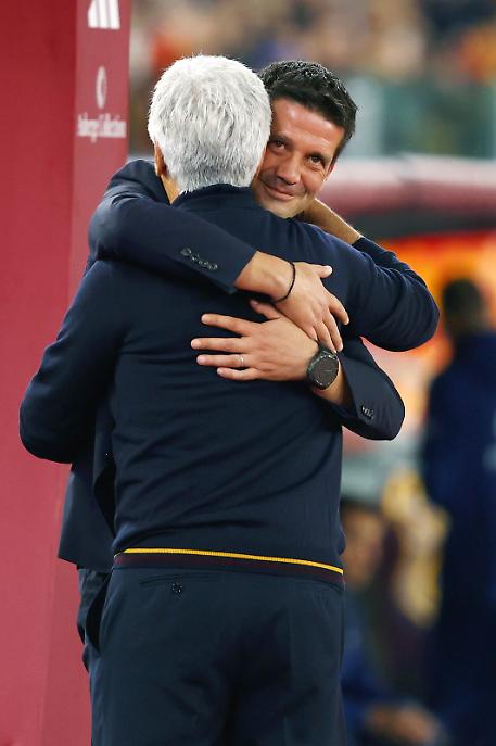 L'abbraccio prima del match tra Gasperini e Chivu