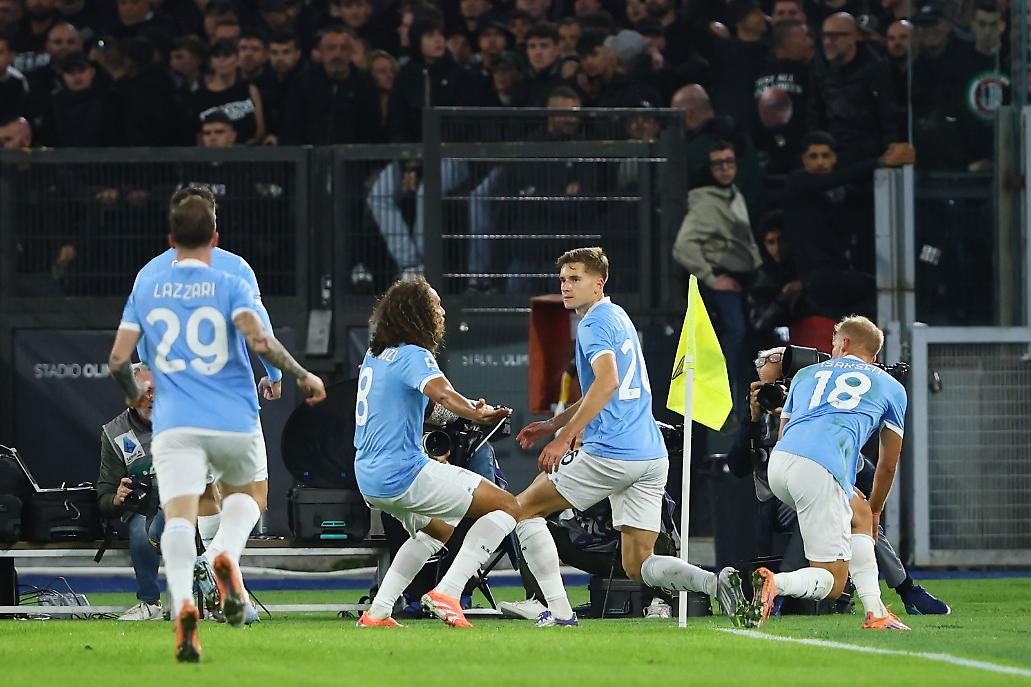 L'esultanza dei giocatori della Lazio dopo il gol di Basic
