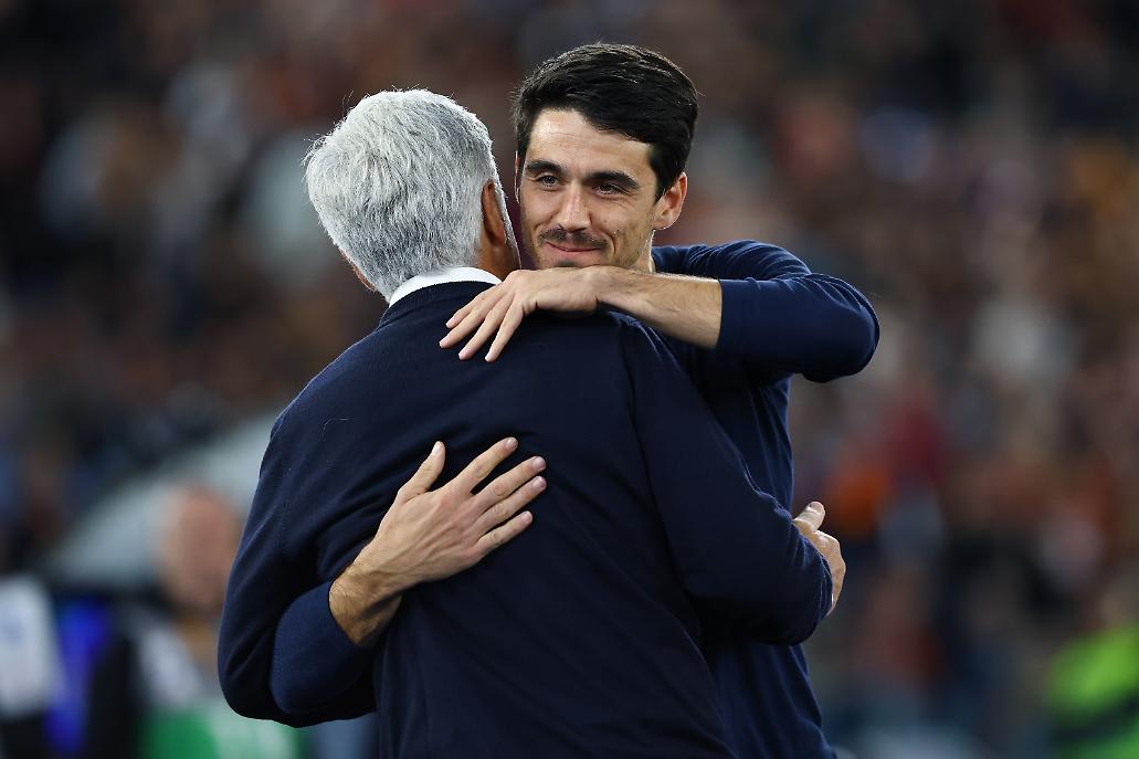 L'abbraccio tra i due allenatori prima della gara