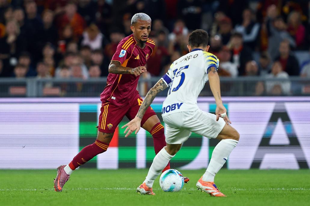 Wesley prova ad andar via ad un avversario