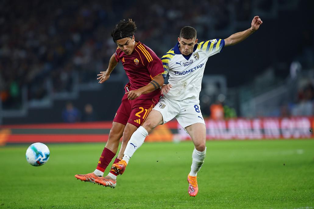 Dybala prova ad andare via ad un avversario