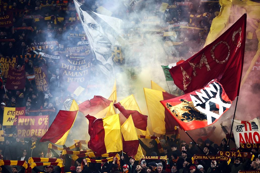 La curva sud imbandierata