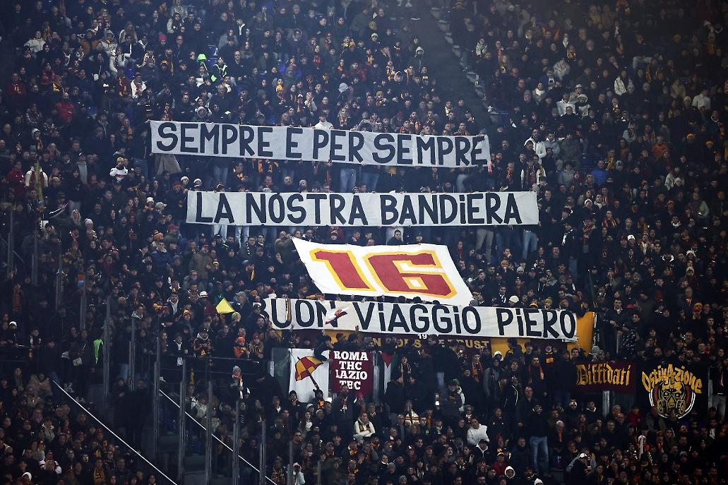 L'omaggio dei tifosi a Daniele De Rossi