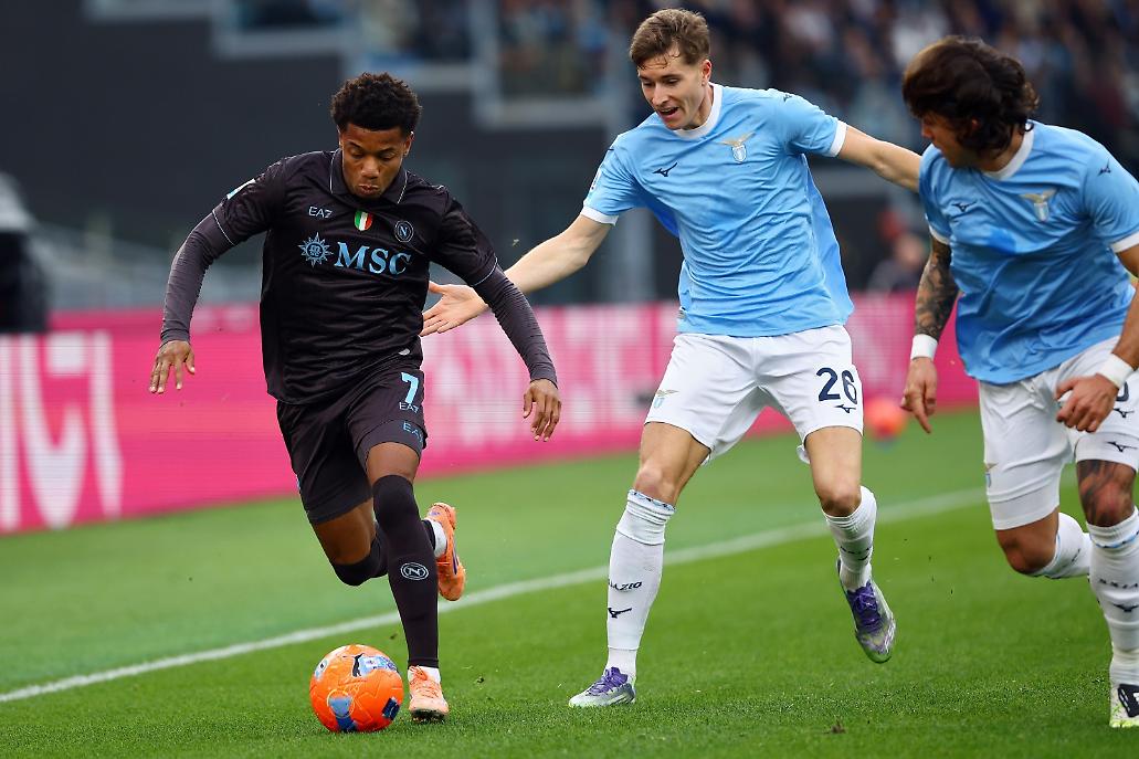 Neres tenta di andare via a Basic