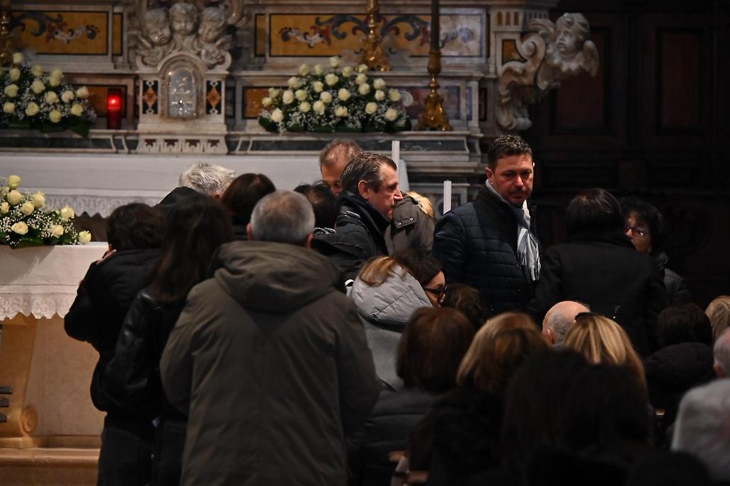 Un momento del funerale, l'abbraccio ai genitori