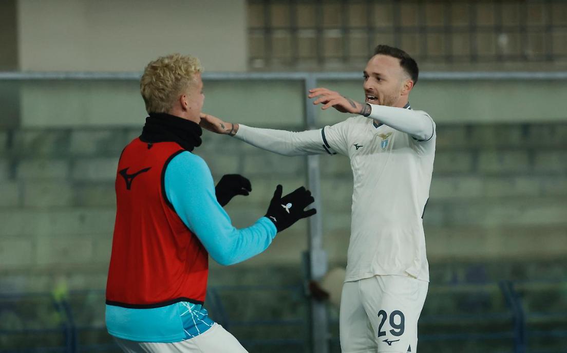 Lazzari festeggiato dopo il gol