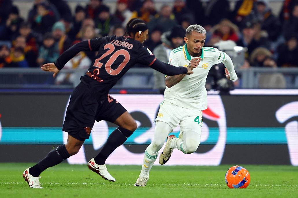 Wesley cerca di andar via ad un avversario