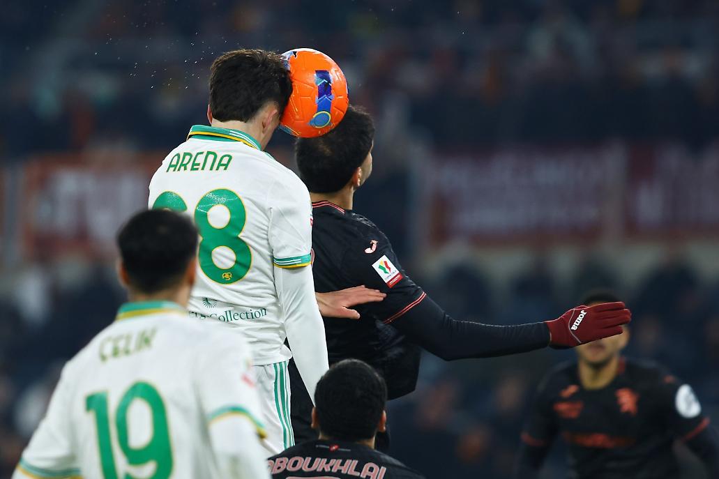 Arena salta di testa per il gol del 2-2