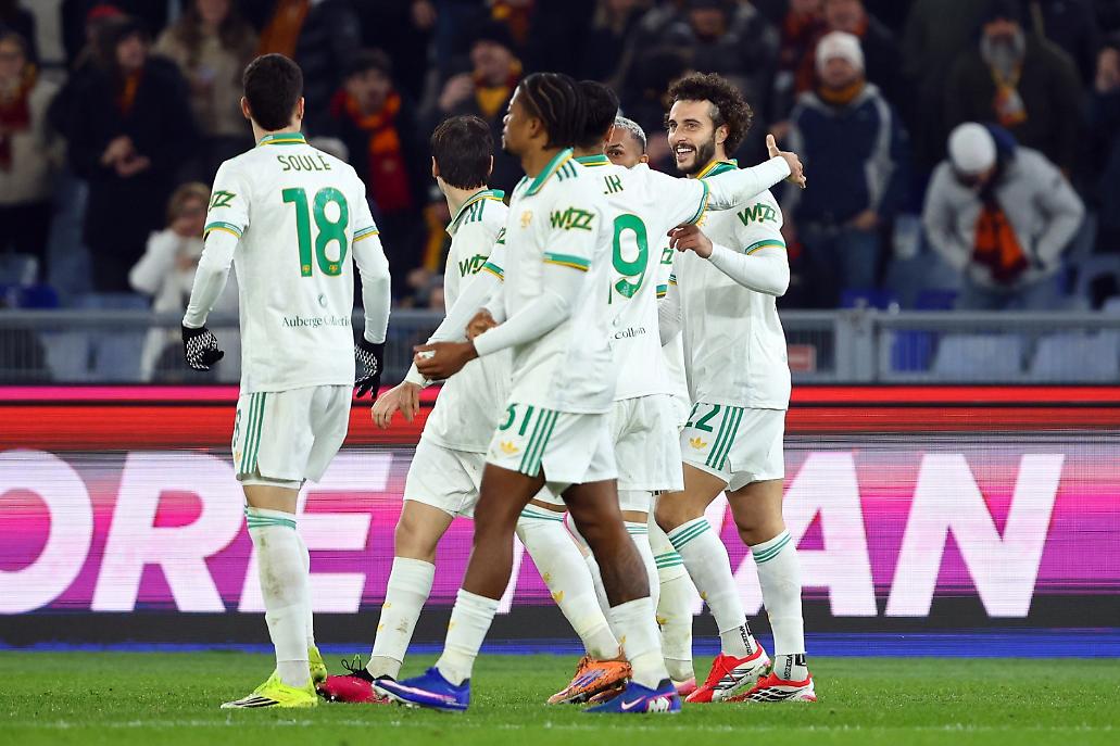 La Roma esulta dopo l'1-1 di Hermoso