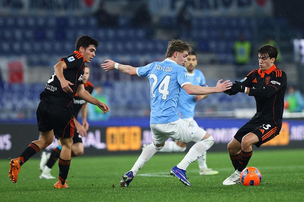 Taylor cerca di contrastare a centrocampo