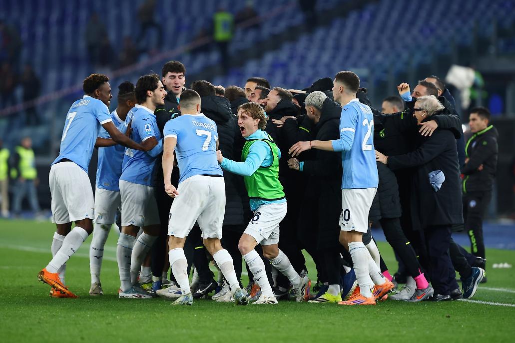 La Lazio esulta dopo il 3-2