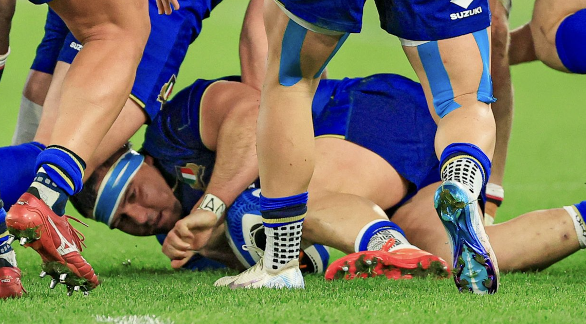 Fischetti a terra in mischia