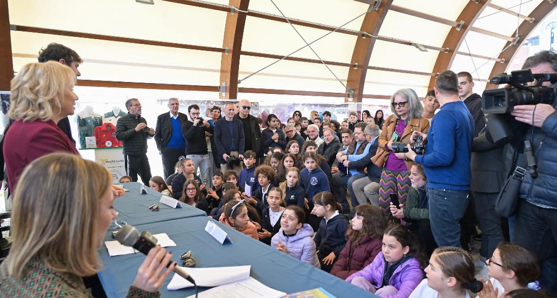 Un momento della mattina con la gente presente sotto la struttura coperta
