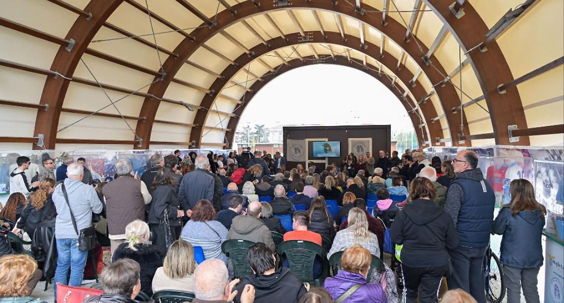 La struttura coperta gremita di gente