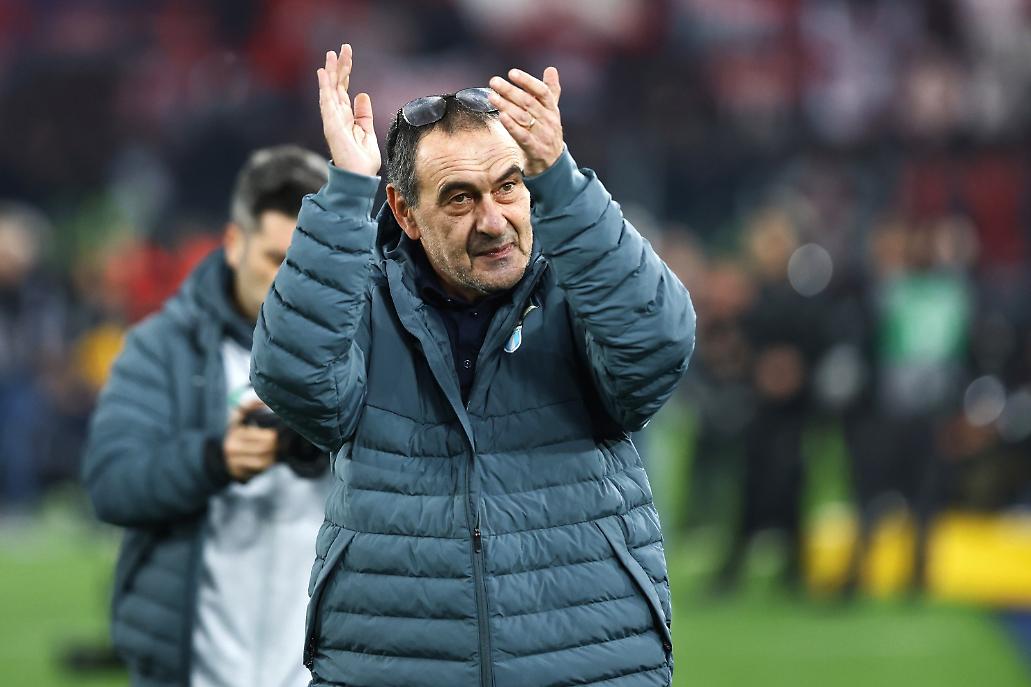 Maurizio Sarri saluta il popolo laziale