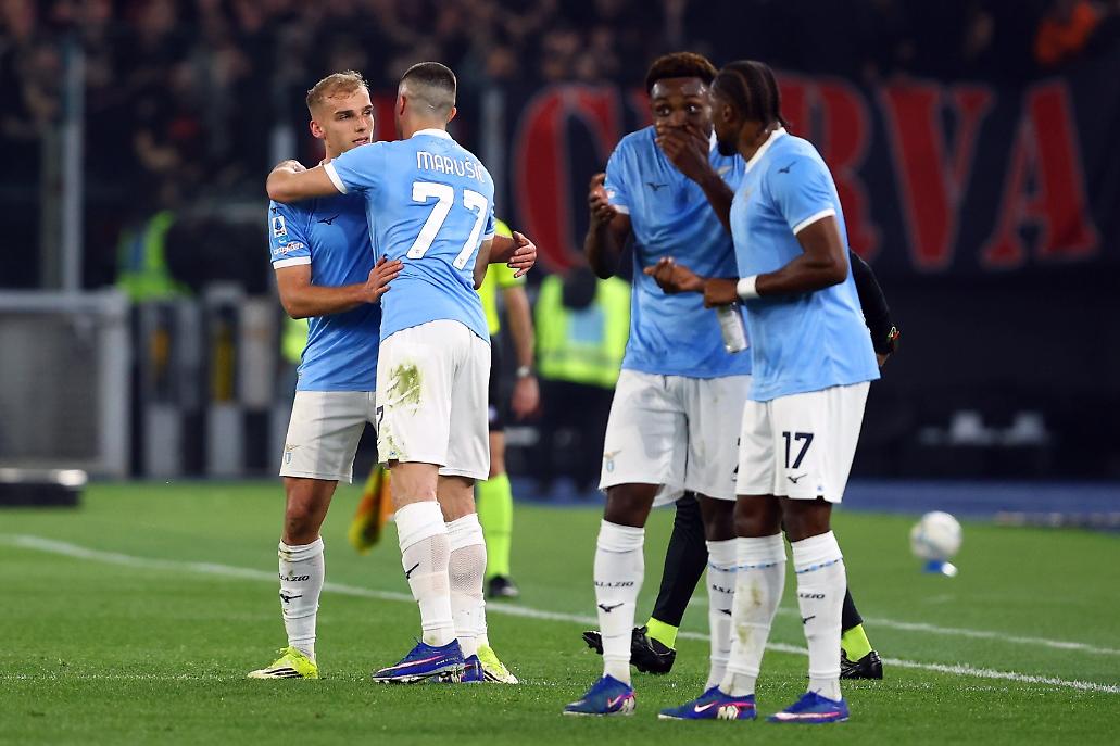 L'esultanza della Lazio dopo la rete di Isaksen