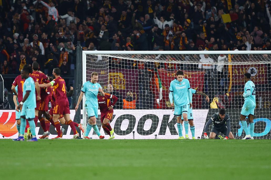 L'esultanza della Roma dopo l'1-1 di Ndika