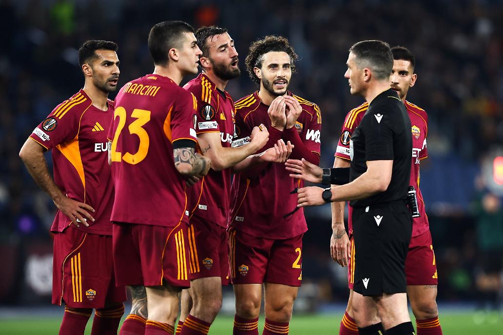 I giocatori della Roma attorno all'arbitro
