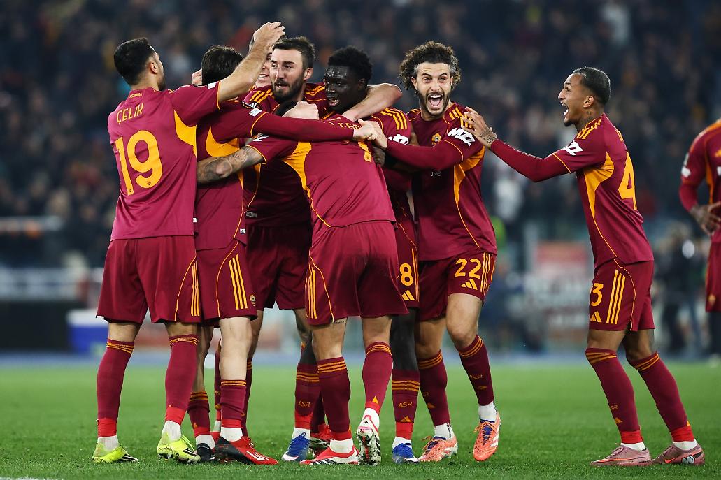 La Roma esulta dopo il 3-3